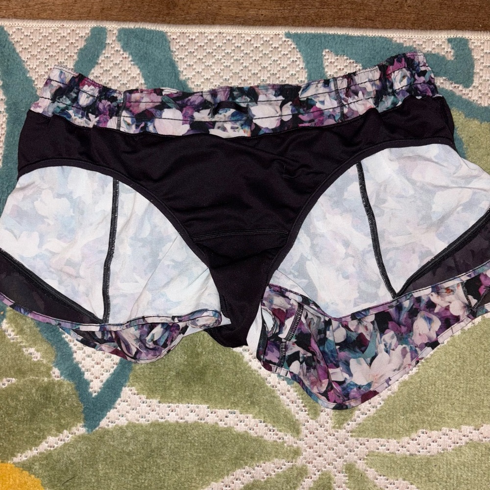 Lululemon Hotty Hot Short 2.5” Size 12 / Deep Phantom Floral - Picture 6 of 10